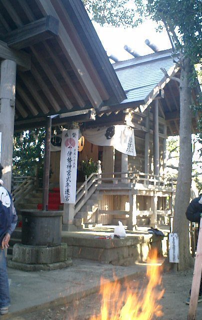 05) 社殿。すぐ裏は、既に「披露山庭園住宅」になってしまった。.JPG