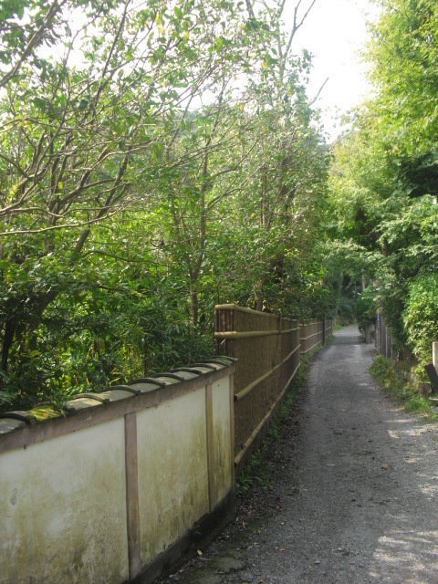 33) 墓地へ通じるのであろう風情漂う径（こみち）。＿鎌倉「海蔵寺」＿鎌倉市扇ケ谷＿10.10.14.JPG